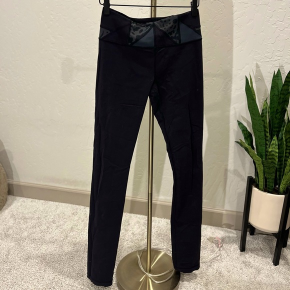 Lululemon Skinny Groove Pant | Size 4 | Reversible | Unique Waistband | Black - Picture 1 of 6